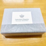 ツッカベッカライ カヤヌマ - 包装が2重になっていて、これは2枚目の薄紙の包装紙。とっても高級感が漂います✨