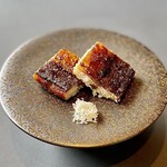 プレゼンテ スギ - 天然鰻を使用。関西関東の良いとこどり。皮目パリッと身はふっくら、ジューシー。パサつかないような絶妙な火入れ加減は流石の一言！山わさびは香りが飛ばないよう時間差で盛り付けられます。