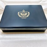 ツッカベッカライ カヤヌマ - 薄紙も剥がすとマットなブラックにゴールドのハプスブルク家の紋章がクールな缶の登場♥️ 