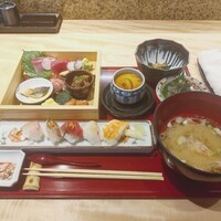 対馬のどぐろとイカ活き造り 博多 魚蔵 都ホテル店 - アラ汁、ゴマサバ、茶碗蒸しも付いて3800円