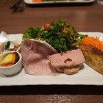 ロクロナン - 前菜盛り合わせ。真ん中は自家製ハムとパテ、右にキッシュ左にクスクスとピクルス。