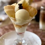 大熊 デザート倶楽部 - モモのパフェ