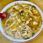 松屋食堂 - うま煮餡が溢れるほどの盛り付けだ。中華麺はこの下に。