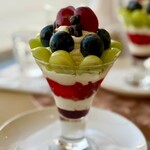 大熊 デザート倶楽部 - 旬のブドウのパフェ