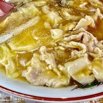 松屋食堂 - これが胡椒掛けの瞬間です。天地返し後も振りかける。