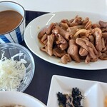 もつ煮ショップ - 右 味付けほるもん､左 ミニカレー
