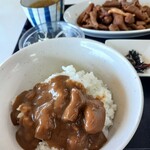 もつ煮ショップ - ミニカレーを掛けて…
