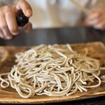 里味庵 - ワサビとネギを乗せてスプレー醤油　ツンと鼻に抜けるワサビ最高