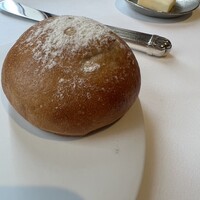 パトゥ - パン　どこのものかわかりませんがバターがすごく美味しい。