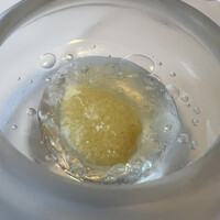 パトゥ - 嶽きみのムース　トマトのジュレ