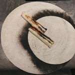 RESTAURANT SALT - 深谷ネギと鴨脂　ジューシーさが違います。周りの黒いやつは塩だったと思います。墨の感じもあるので、これを足してもいいですね。