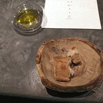 RESTAURANT SALT - フランスパン　幸手のcimaiさんのものだそうです。固すぎずフワフワで日本人に合うと思います。あと、オリーブオイルが美味しすぎます。過去一です。