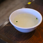 海南鶏飯食堂 - 【海南鶏飯(M)@税込1,290円＋追加パクチー@税込60円】スープ