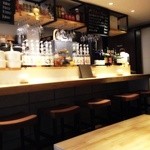 PEKOHOUSE - 店内はランチ、カフェ、フードバーの利用ができます。カウンター6席とグループ向けテーブル席。
