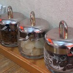 欧風カレー ボンディ - 奥から福神漬け、らっきょう、レーズン