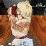 浅煎りコーヒーと自然派ワイン Typica - イチジクと林檎のパフェ