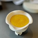 プレゼンテ スギ - 大地の恵み。木更津水牛ミルクをゼラチンで固めたものに超希少な蜂蜜を合わせた一皿。濃厚なミルクに花の香りが広がる一品。華やかな蜂蜜は上品な味わいです。