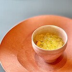 プレゼンテ スギ - フォアグラと畑の香り。フォアグラのテリーヌに、自家菜園で採れた人参のムース、ローズゼラニウムとレモングラスのハーブティーで作ったゼリー、香り付には茅の葉オイル。濃厚なのに爽やか♡