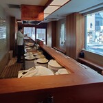 とんかつひなた - 内観① 割烹のように清潔感のある内装、店主を囲うように揚げ場が見え、パチパチという油の音が期待感を高めます。