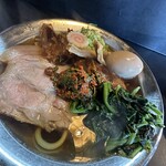 RAMEN HITONI YASASHIKU - 【煮干あっさり＝tpニラ辛×半コツ×菠薐草sv味付玉子】