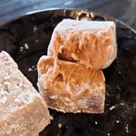 Chimoto Sohonten Karuizawa Honten - 〈店内〉ちもと餅（断面）