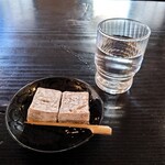 Chimoto Sohonten Karuizawa Honten - 〈店内〉ちもと餅、水