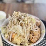 夢を語れ - 汁無し+ソーキ豚バラ軟骨+チーズ+野菜マシマシ(にんにくアリ•アブラ普通)
