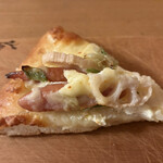 サニー サイド - 蓮根とソーセージのピザ