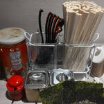 横浜家系 てつ家 市ヶ谷 - 豊富な調味料類