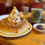 コメダ珈琲店 - 料理写真:お月見シロノワールキャラメルマロンに小倉トッピング！とアメリカンコーヒーですれ