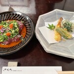 321070080 - お通し2種:左鰹のたたき◯右天ぷら盛り合わせ◯トマトサラダ◎は一気食いしたので写真は無し。