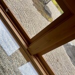 あなご飯 津田 - カウンター席の足元はガラスになってて素敵