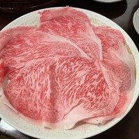 ざくろ 銀座店 - 一人前のA4のしゃぶしゃぶ定食の肉。結局追加した。