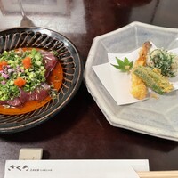 ざくろ 銀座店 - お通し2種:左鰹のたたき◯右天ぷら盛り合わせ◯トマトサラダ◎は一気食いしたので写真は無し。