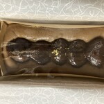 神楽坂 ル コキヤージュ - 箱を開けると【テリーヌドゥショコラ モンブラン】の全貌が現れる！(◎_◎;)