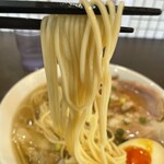 中華そば イデタ - 麺はスッキリスープによく合うストレート細麺です。