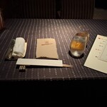 瀬里奈 - テーブル席のおしぼり、エプロン、箸、お冷、冷たいほうじ茶です。