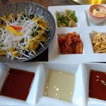 焼肉 徳寿 K-place - サラダ、４品プレート、タレ