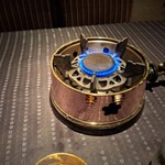 瀬里奈 - しゃぶしゃぶ鍋のコンロに、火がついた様子です。