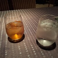 瀬里奈 本店 - 冷たいほうじ茶と、お冷です。