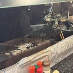 鳥一番 - カウンターの炭火。だから美味いんですね