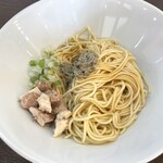 中華そば イデタ - 和えそばは替玉に細切れ焼豚、玉葱、葱、胡椒入りです！