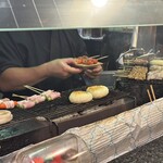 鳥一番 - カウンターでいっぱい焼いてます