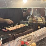 鳥一番 - カウンターでいっぱい焼いてます