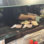 鳥一番 - カウンターでいっぱい焼いてます