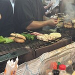 鳥一番 - カウンターでいっぱい焼いてます