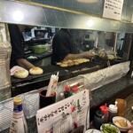 鳥一番 - カウンターで焼いてます