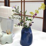 ますや旅館 - 卓上に飾られた秋の花