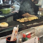 鳥一番 - カウンターで焼いてます
