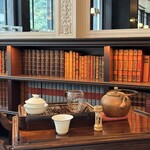 ヤウメイ - わたくしたちの座った場所の前のお茶藝の様子